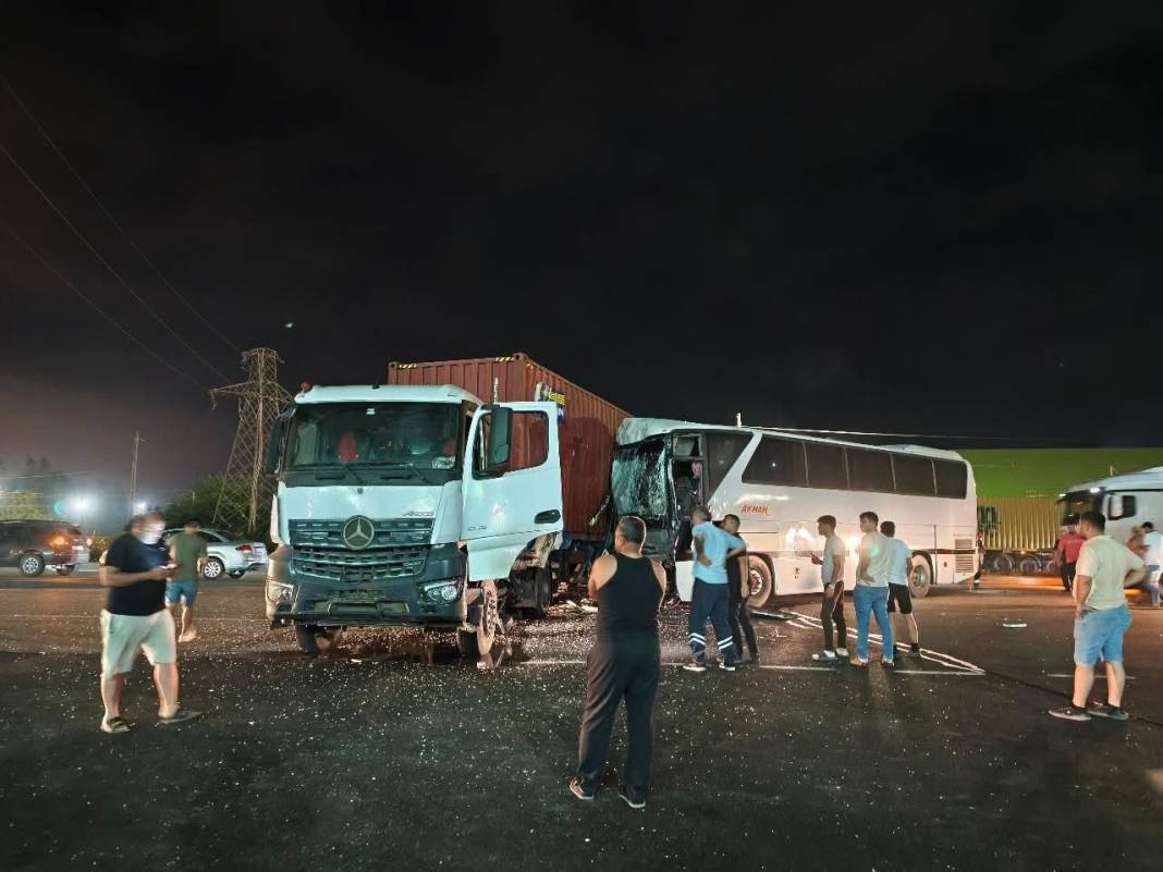 TIR ile işçi servisi çarpıştı: 12 yaralı 2